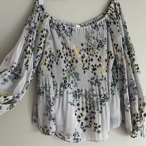 💰3 for $40 💰 Wilfred Talence Off the Shoulder Flowy Top - Picture 2 of 8